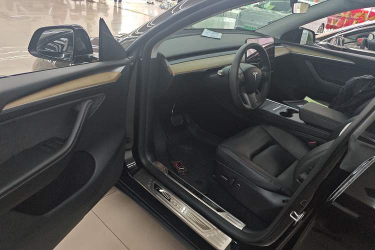 Used Tesla Model Y 2023 Long-Range All-Wheel-Drive Version
