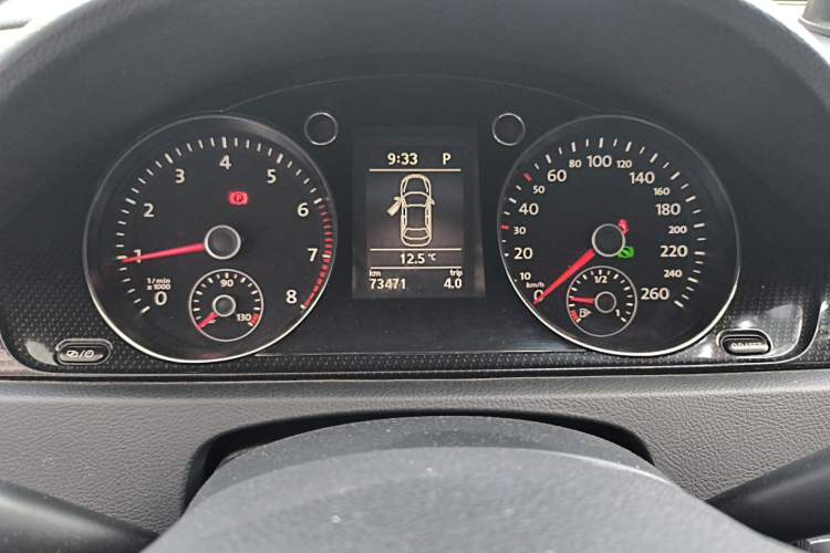 Used Volkswagen Magotan 2013 1.8TSI Prestige Model Odometer Close Up