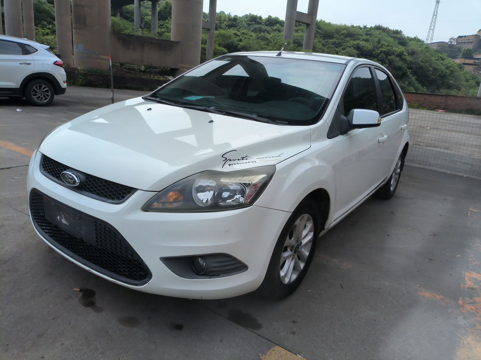 Под передней частью автомобиля