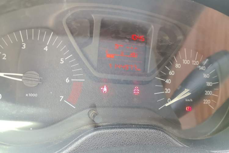 Used Citroen Elysee 2015 Zhishang Edition 1.6L Manual Fashion Model Odometer Close Up