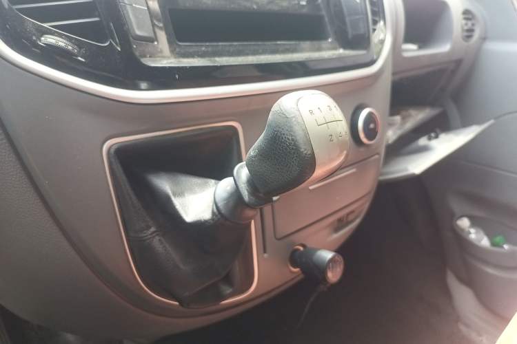 Used SAIC MAXUS Xintu V80 2018 2.5T 6-speed manual Aoyuntong short-wheelbase ultra-low roof 5- or 6-seat model
