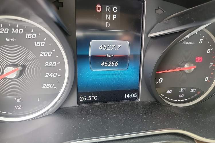 Used Mercedes-Benz V-Class 2020 V 260 Avantgarde Edition Odometer Close Up