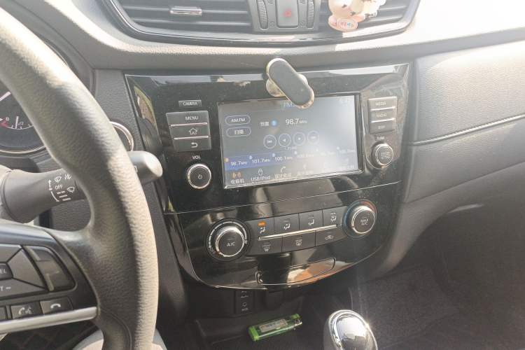 Used Nissan X-Trail 2017 2.0L CVT Comfort Edition 2WD Audio And AC Panel