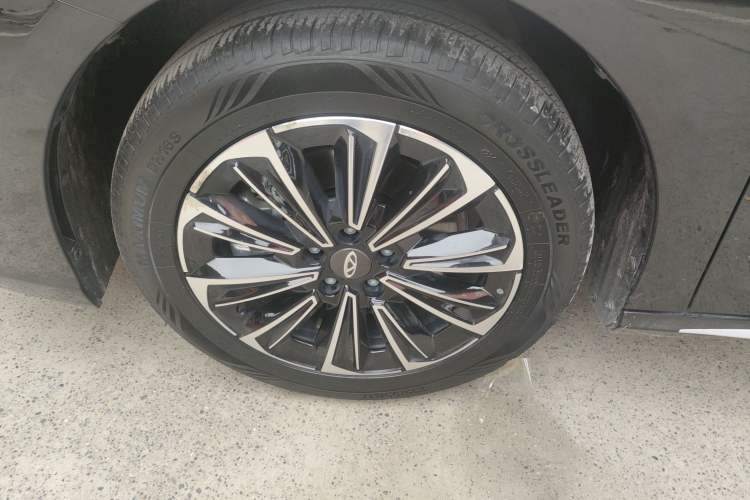 Used Fengyun A8L 2025 1.5 TGDI 145 km Comfort Version Left Front Wheel Hub