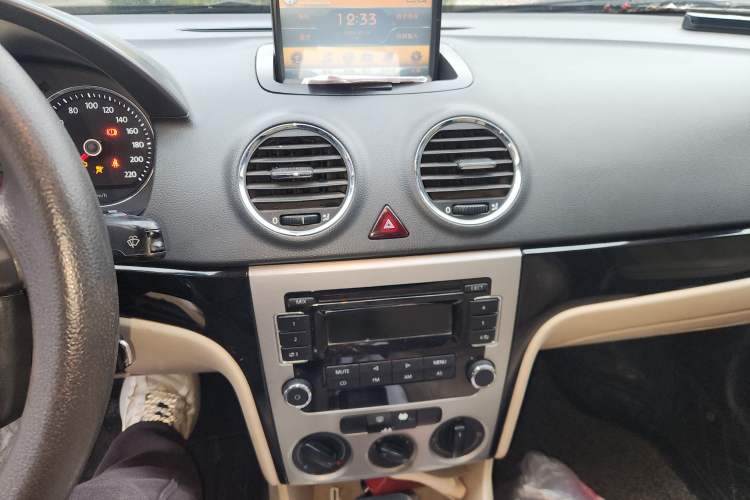 Used Volkswagen Lavida 2011 1.6L Automatic Premium Edition Audio And AC Panel