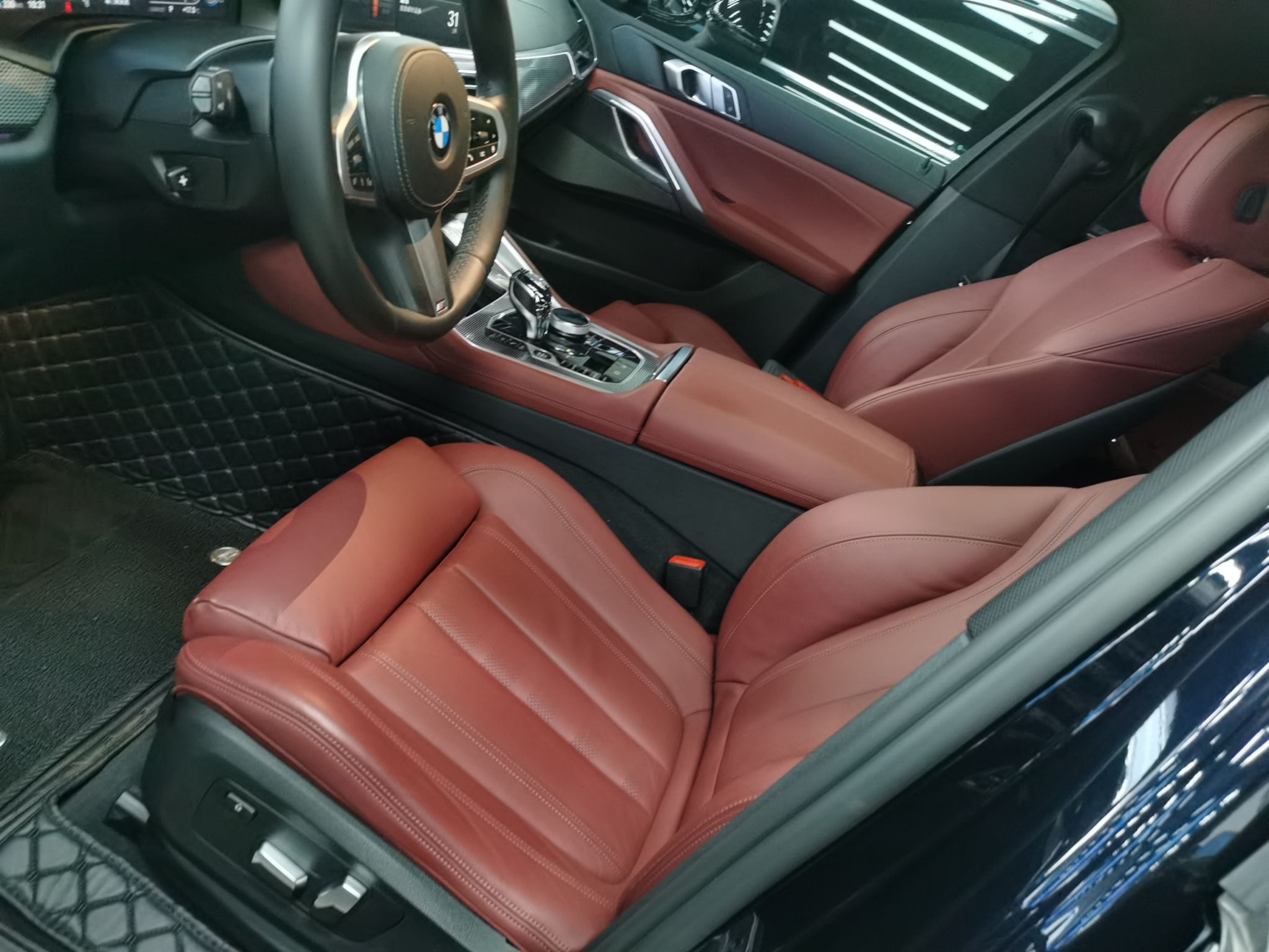 المقاعد الأمامية داخل السيارة