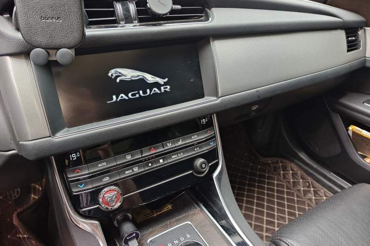 Used Jaguar XFL 2019 XFL 2.0T 250 PS Two-Wheel-Drive Luxury Edition Audio And AC Panel