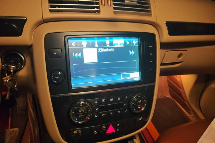 Used Mercedes-Benz R-Class 2014 R 320 4MATIC Luxury Model Audio And AC Panel