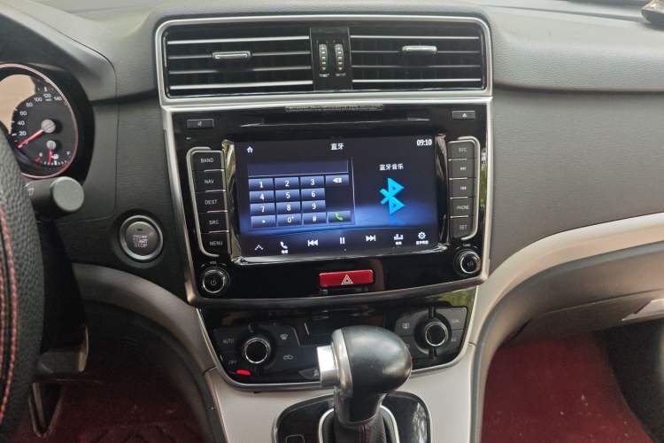 Used Haval M6 2017 1.5T Automatic Two-Wheel Drive Urban Model Audio And AC Panel