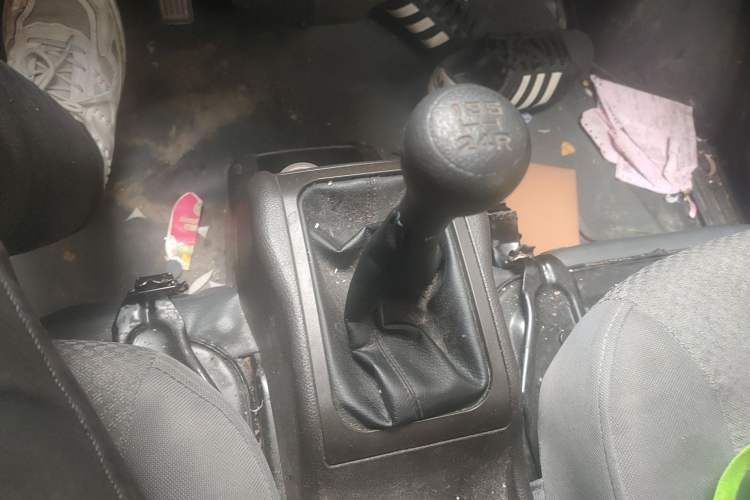 Used Wuling Rongguang 2021 1.5L Extended Standard Version with Air Conditioning – L3C Gear Lever