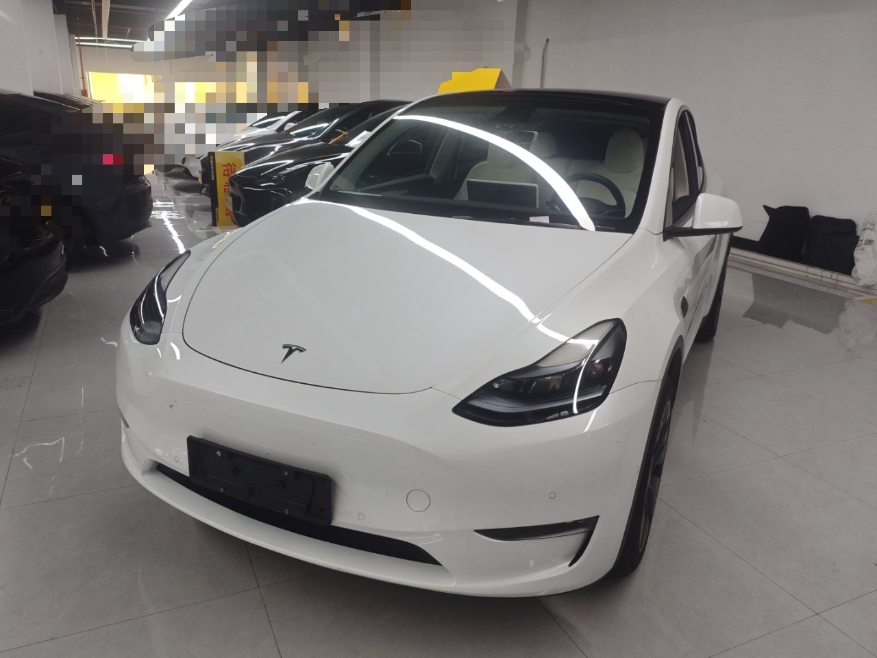 تحت مقدمة السيارة