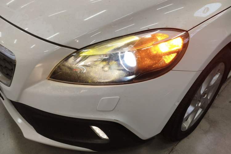 Used Volvo V40 2015 Cross Country T5 AWD Smart Luxury Edition