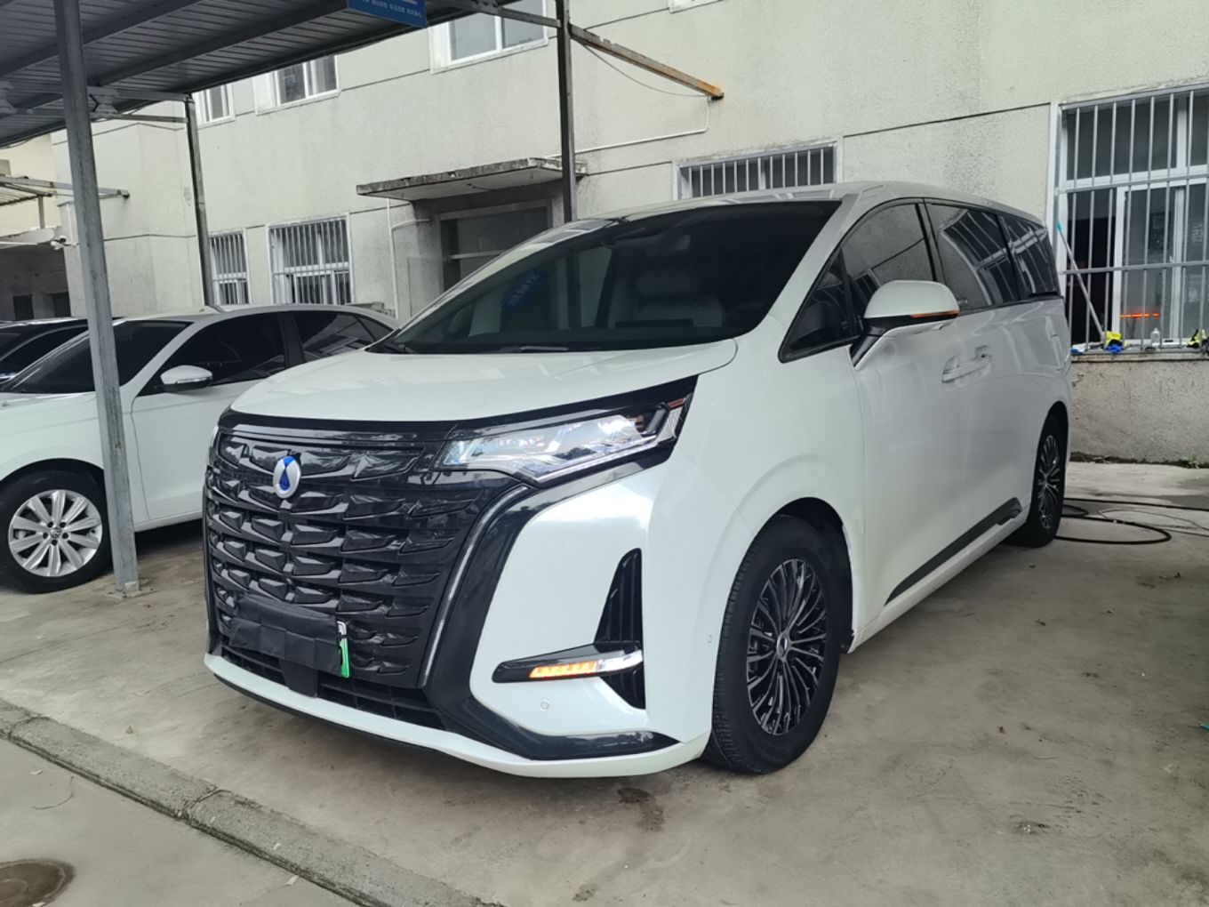 Под передней частью автомобиля