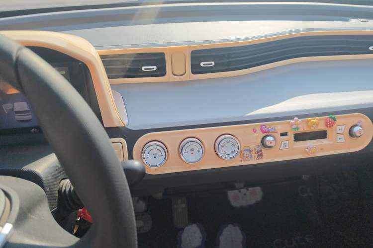 Used Wuling Hongguang MINIEV 2021 Macaron Premium Model – Lithium Iron Phosphate Audio And AC Panel