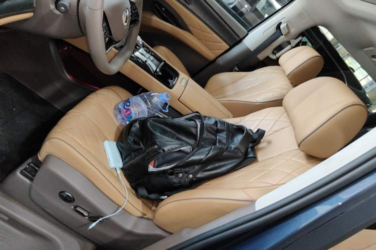 Used Denza D9 2022 DM-i 1040 Prestige Model
