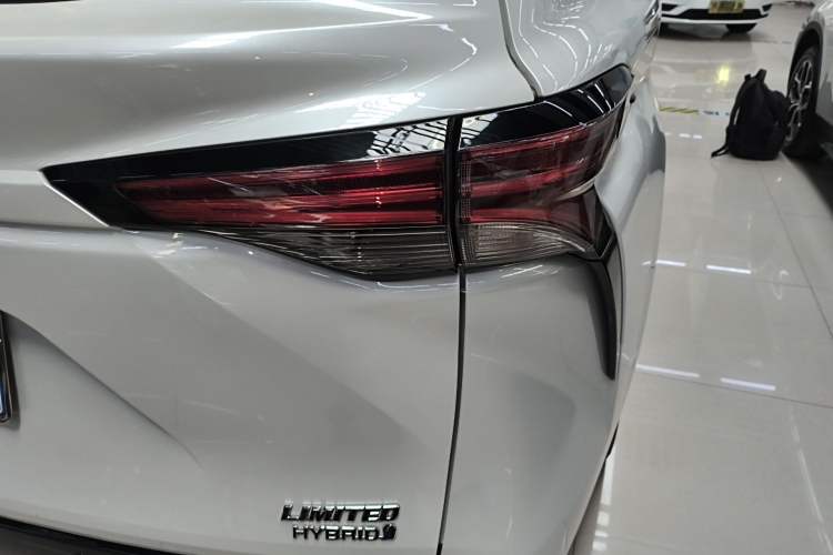 Used Toyota SIENNA 2023 2.5L Hybrid Deluxe Edition Right Rear Taillight