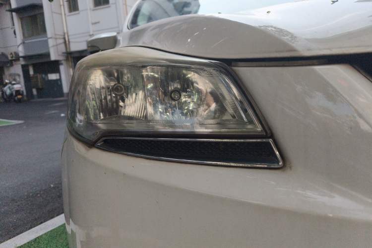 Used Ford Kuga 2013 1.6L GTDi Two-Wheel-Drive Trend Model Right Front Headlight