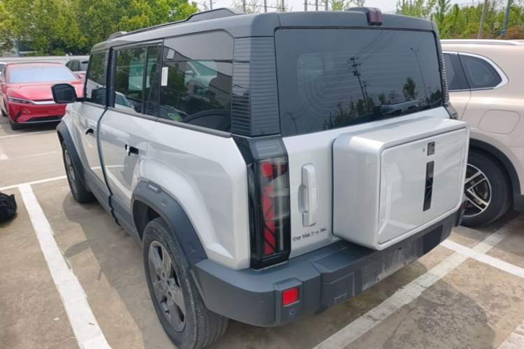 Used iCAR 03 2024 401km Two-Wheel Drive Standard Advanced Version Rear Left 45 Deg