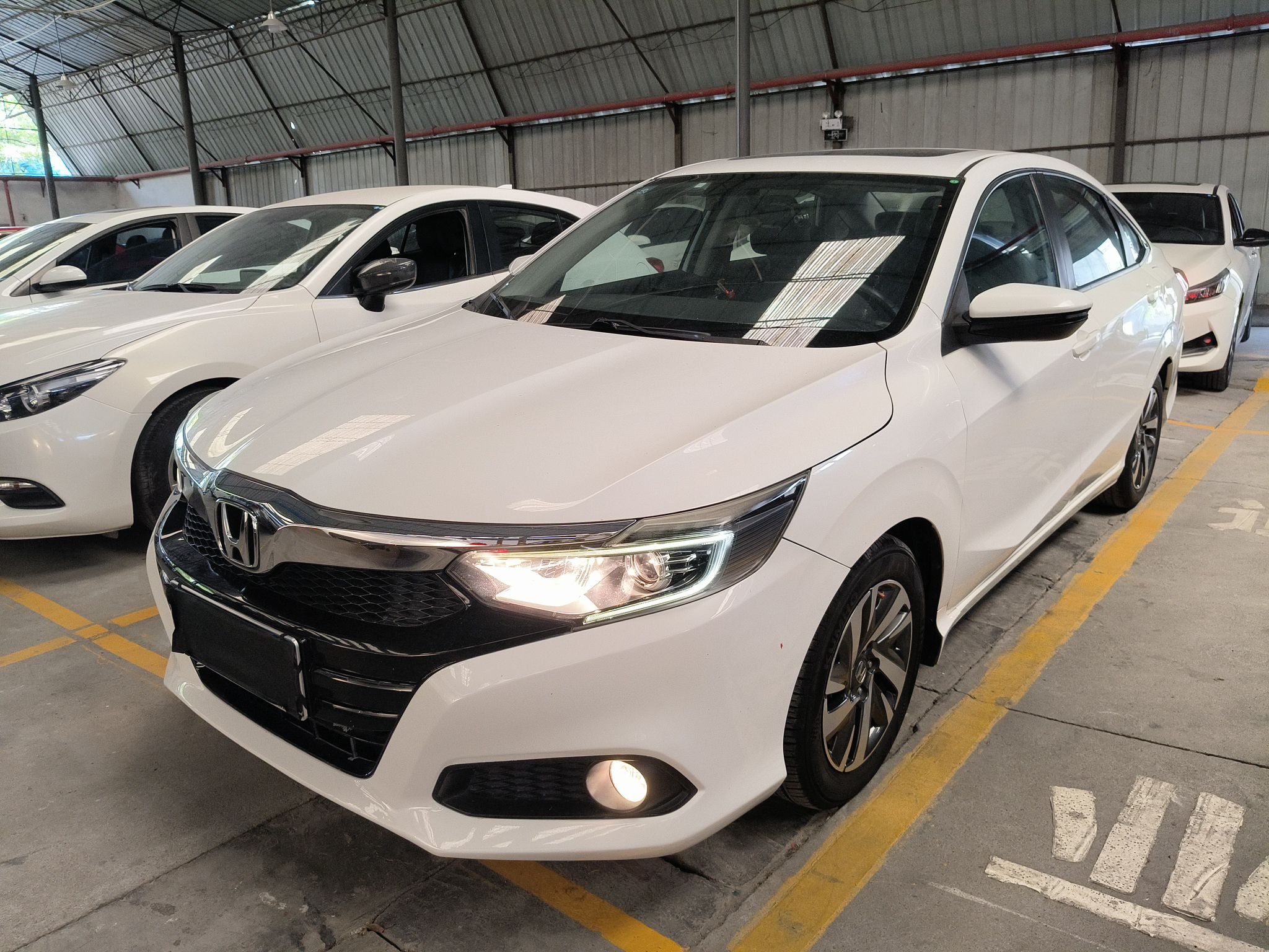 تحت مقدمة السيارة