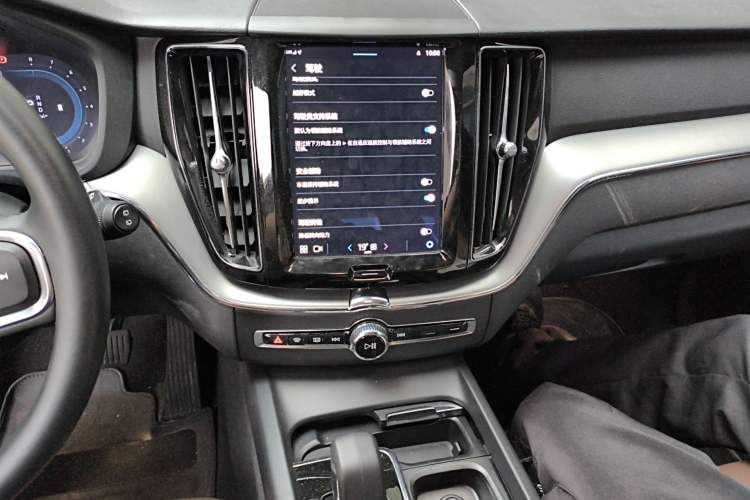 Used Volvo XC60 2024 B5 4x4 Smart Luxury Edition Audio And AC Panel