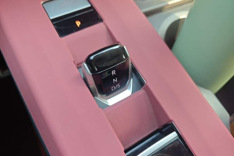 Used Volkswagen Tavendor 2024 380TSI All-Wheel-Drive R-Line Cruise Premium Edition Gear Lever