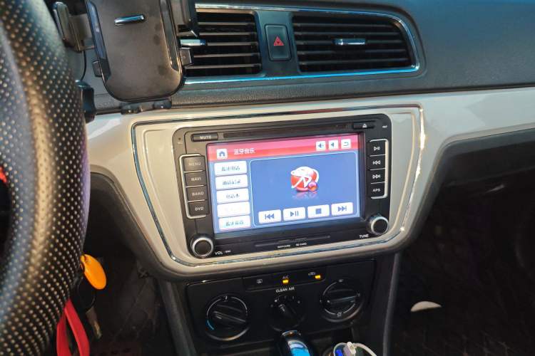 Used Volkswagen Lavida 2015 1.6L Automatic Fashion Edition Audio And AC Panel