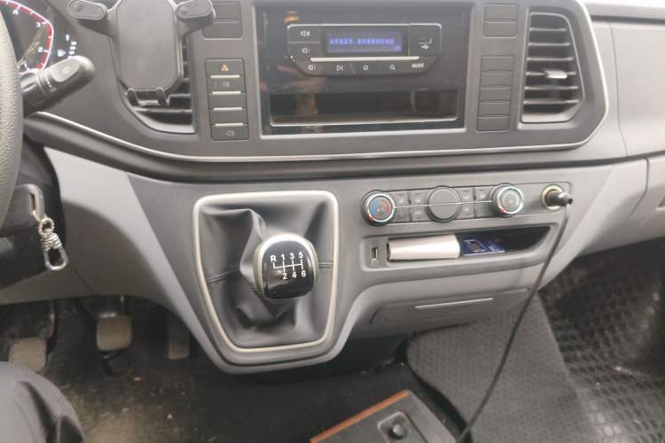 Used SAIC MAXUS Xintu V80 2024 Aotuntong 6MT Short-Wheelbase Mid-Roof Model with 127 Ps 5/6 Seats
