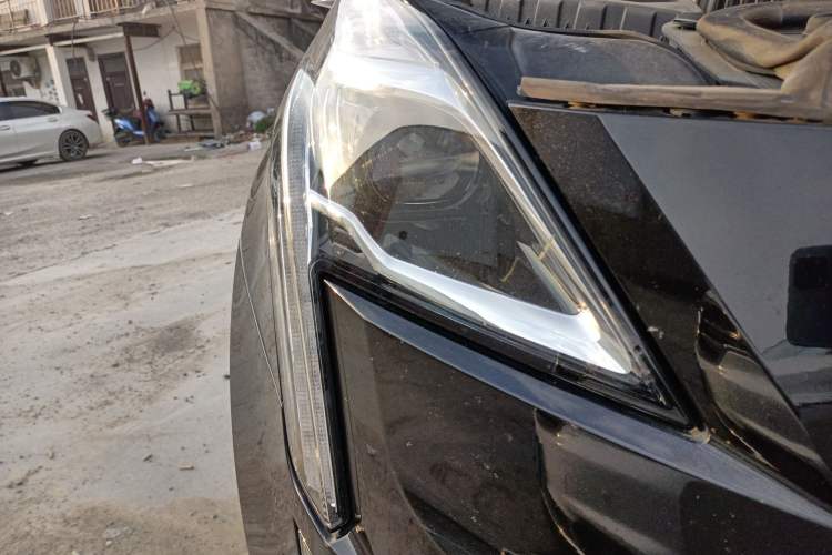 Used Cadillac XT5 2016 28T Four-Wheel Drive Luxury Model Right Front Headlight