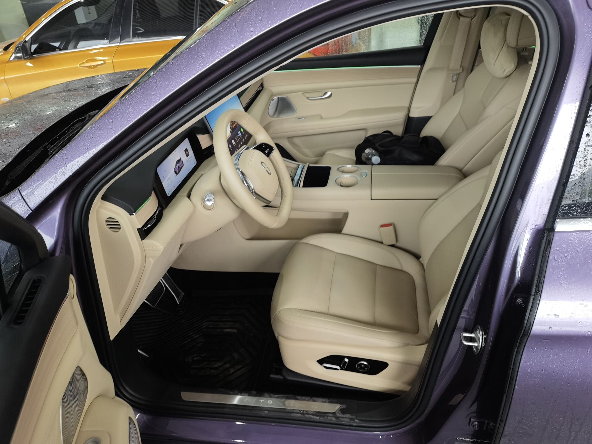 Переднее сиденье в автомобиле