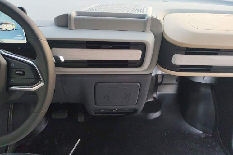 Used SAIC MAXUS Dana V1 2025 V1+ Long Wheelbase Low-Roof Multi-Function Version (62 kWh)