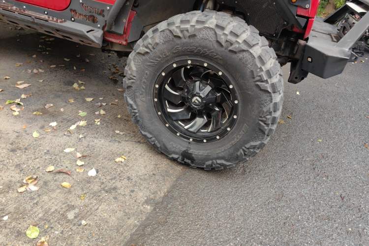 Used Jeep Wrangler 2012 3.6L Rubicon two-door model Right Front Wheel Hub