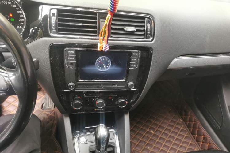 Used Volkswagen Sagitar 2017 230TSI Automatic Comfort Version Audio And AC Panel