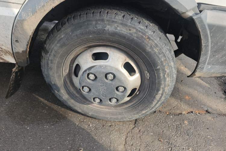 Used Iveco Daily 2021 2.5T A35 M1 Passenger Van 5-9 Seater Short Wheelbase Mid-Roof Design Dual Tires Manual Doors Right Front Wheel Hub