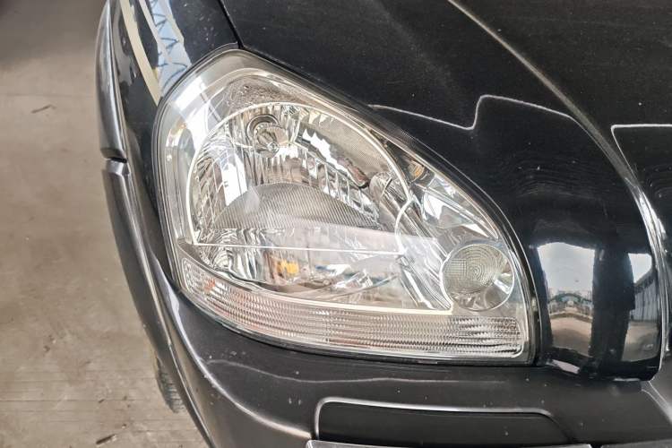 Used Hyundai Tucson 2009 2.0L Automatic Two-Wheel Drive with Sunroof Right Front Headlight