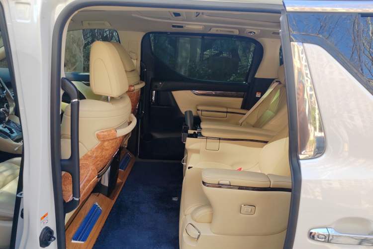 Used Toyota Vellfire 2023 Crown Dual-Engine 2.5L HV Ultimate Edition Left Rear Seat