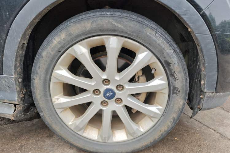 Used Ford Kuga 2013 1.6L GTDi Two-Wheel-Drive Trend Model Right Front Wheel Hub