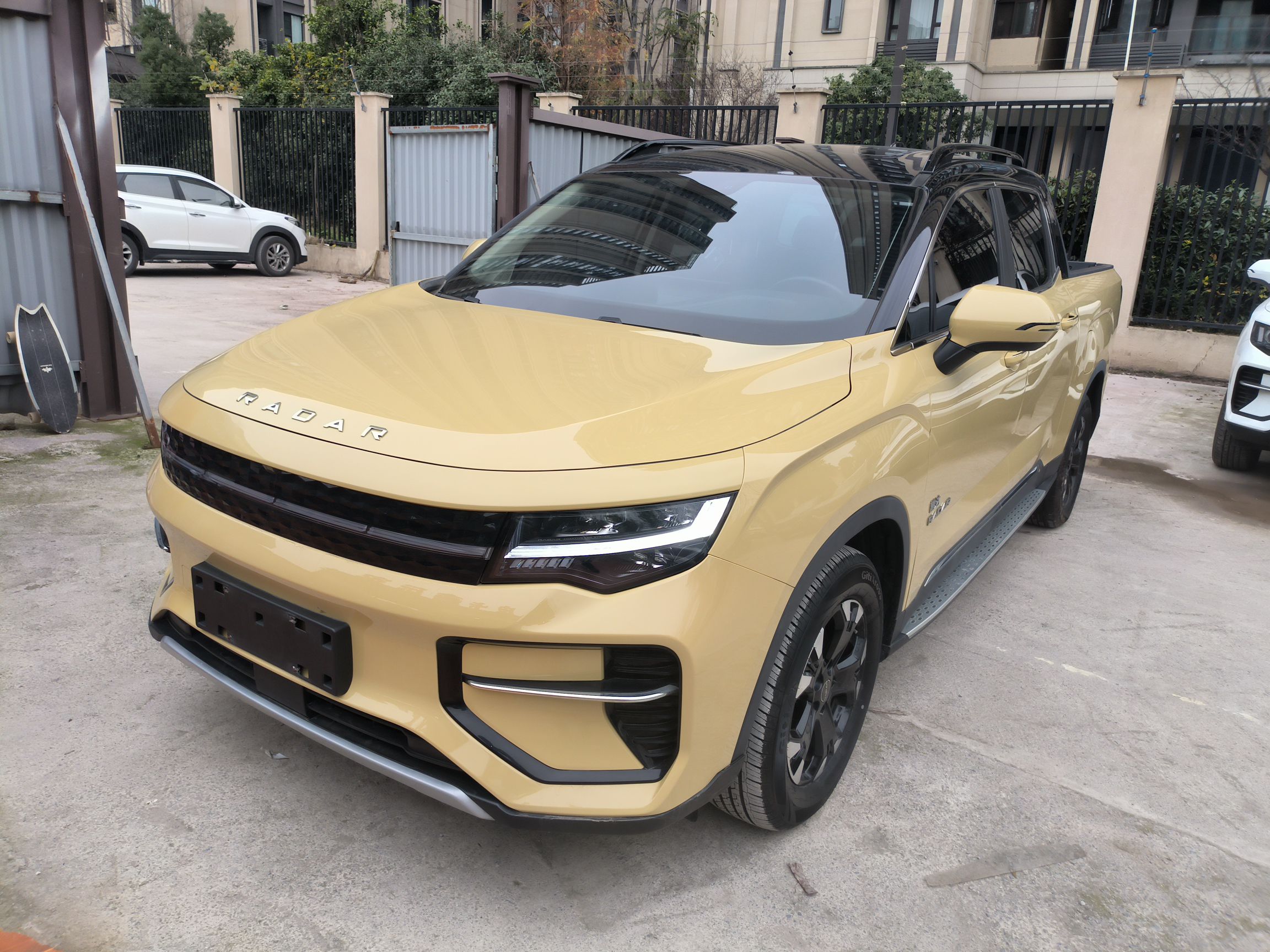 تحت مقدمة السيارة