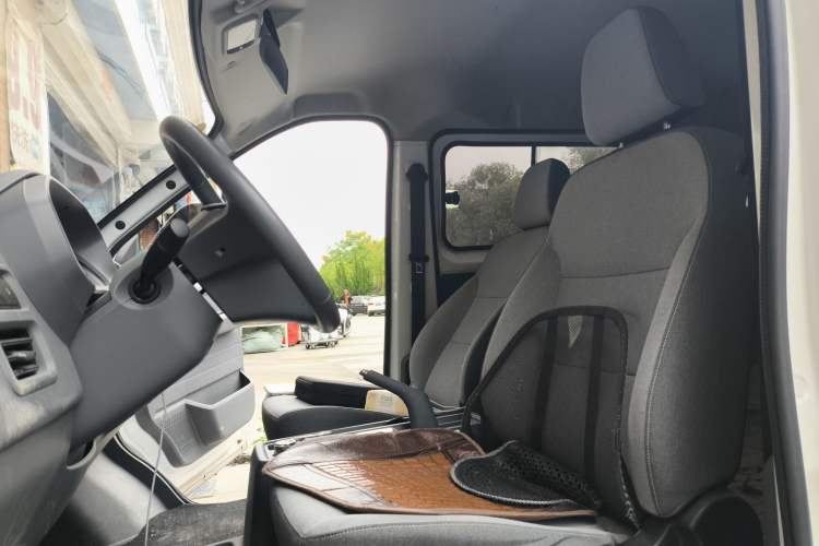 Used Wuling Yangguang 2024 300KM Comfort Version Passenger Van 75kW Left Front Seat