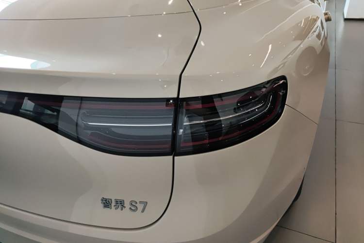 Used Hima Luxeed S7 2025 705 km Pro Right Rear Taillight