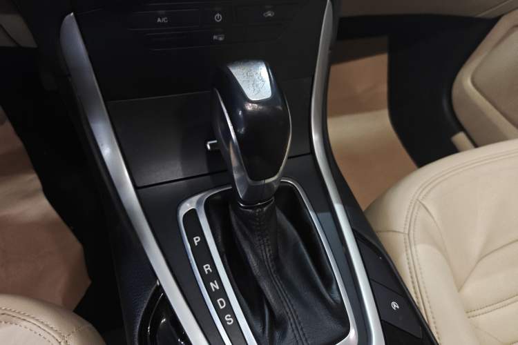 Used Ford Edge 2015 2.0T GTDi Two-Wheel-Drive Elite Edition Gear Lever