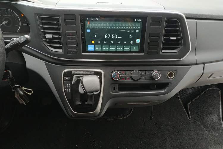 Used SAIC MAXUS Xintu V80 2024 Aotong Value Edition 6AMT Short Wheelbase Mid-Roof Model 127 Ps 5/6 Seats