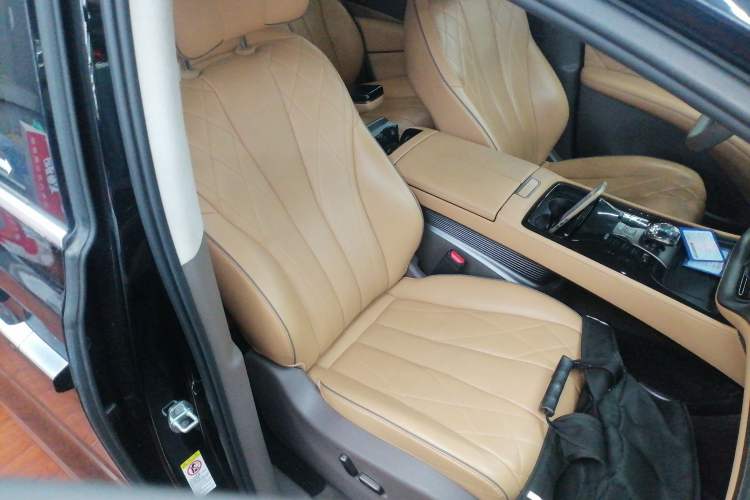 Used Denza D9 2022 EV 600 Four-Wheel Drive Prestige Model
