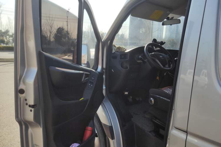 Used Foton Toano 2024 Tuyano Pro Van 2.5T Manual Rear-Wheel Drive Extended Wheelbase with Ultra-High Roof Dual Rear Tires 3-Seater Configuration