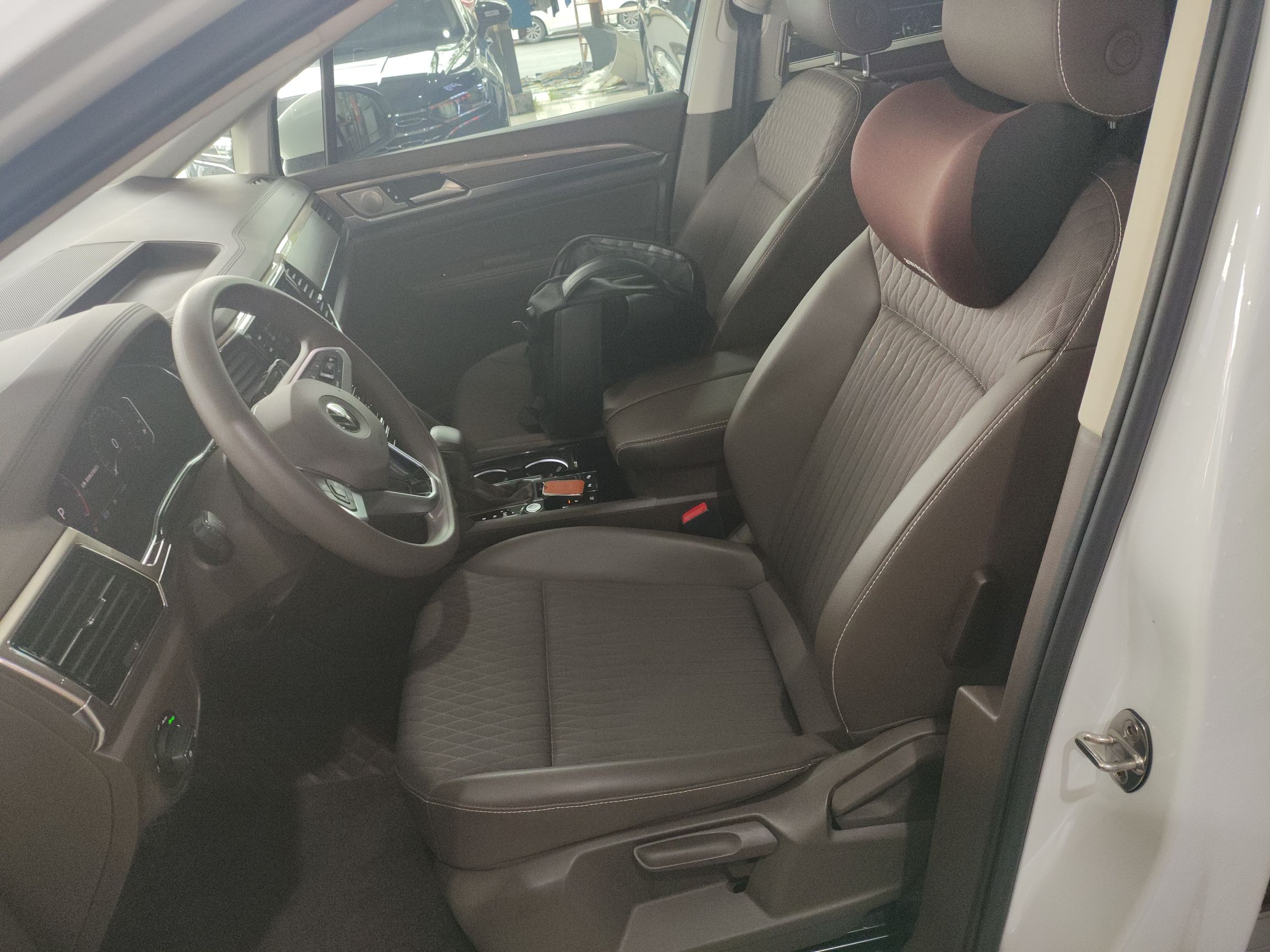 Переднее сиденье в автомобиле