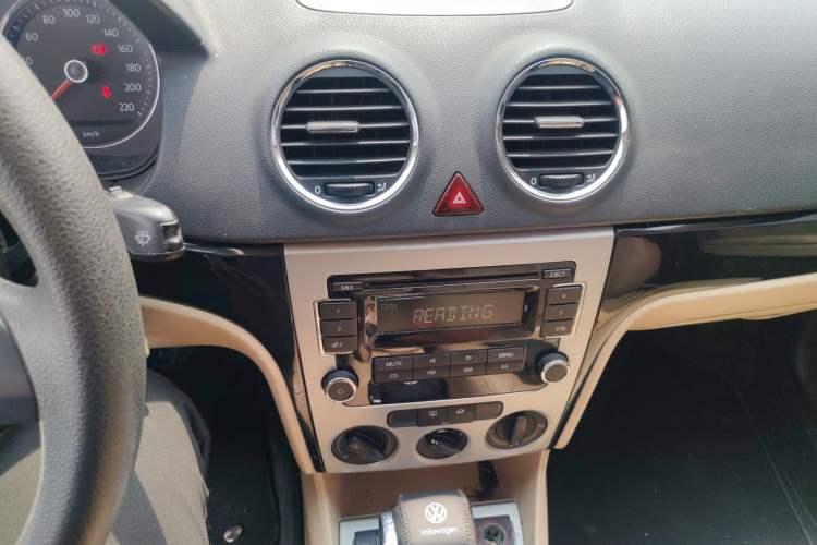 Used Volkswagen Lavida 2011 1.6L Automatic PinYou Edition Audio And AC Panel