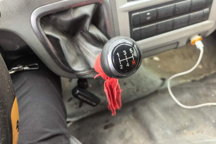 Used Foton Scenic G7 2015 2.0L Commercial Van Long Wheelbase High Roof – 4Q20M
