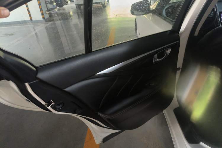 Used Infiniti Q50 2014 2.0T Comfort Edition
