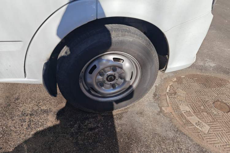 Used JMC Fushun 2023 2.0T Manual Short Wheelbase Low-Roof Commercial Multi-Purpose Passenger Vehicle 6 Seats with Lift-Up Tailgate
