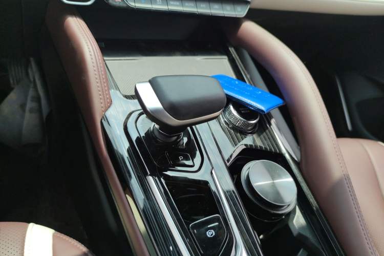 Used Geely Auto Monjaro L 2024 2.0TD High-Power Automatic Two-Wheel Drive Yunqi Version Gear Lever