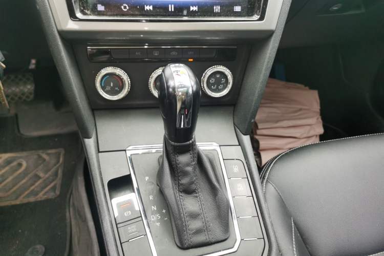 Used Volkswagen Lamando 2017 230TSI DSG Fashion Edition Gear Lever